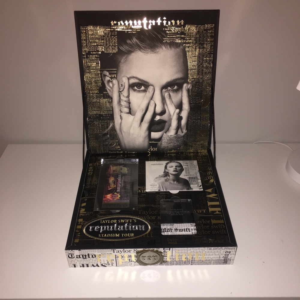 REPUTATION STADIUM TOUR COLLECTOR'S BOX